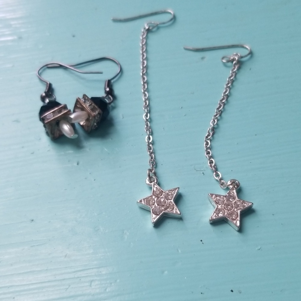 2 pairs of earrings